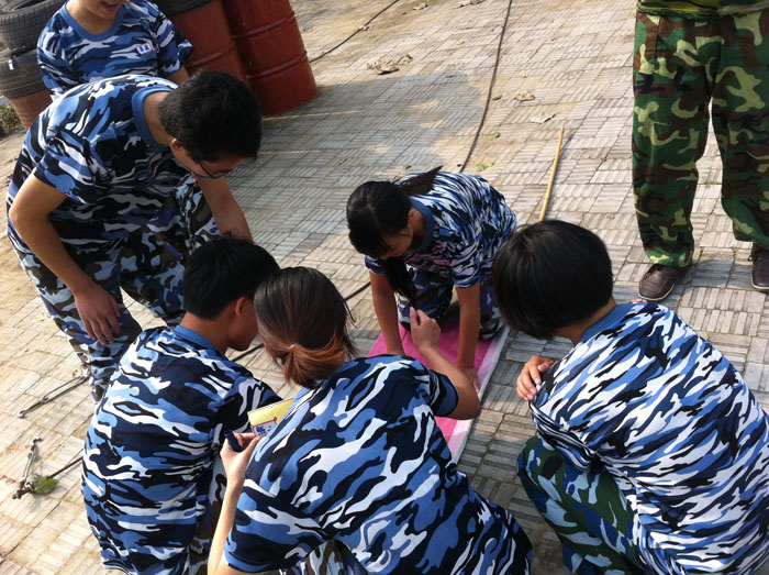 各自寫(xiě)自己隊(duì)的隊(duì)名和隊(duì)歌進(jìn)行PK