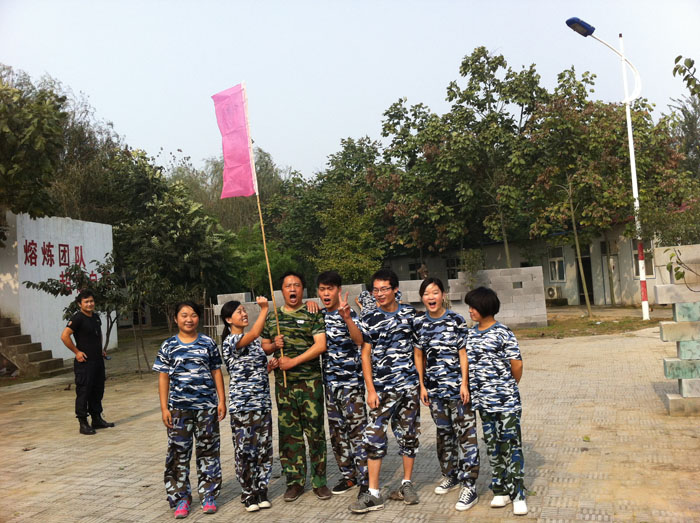 各隊(duì)都有了自己的隊(duì)名和隊(duì)歌,接下來(lái)就開(kāi)始了喊口號(hào)PK賽 看哪隊(duì)的氣勢(shì)強(qiáng)