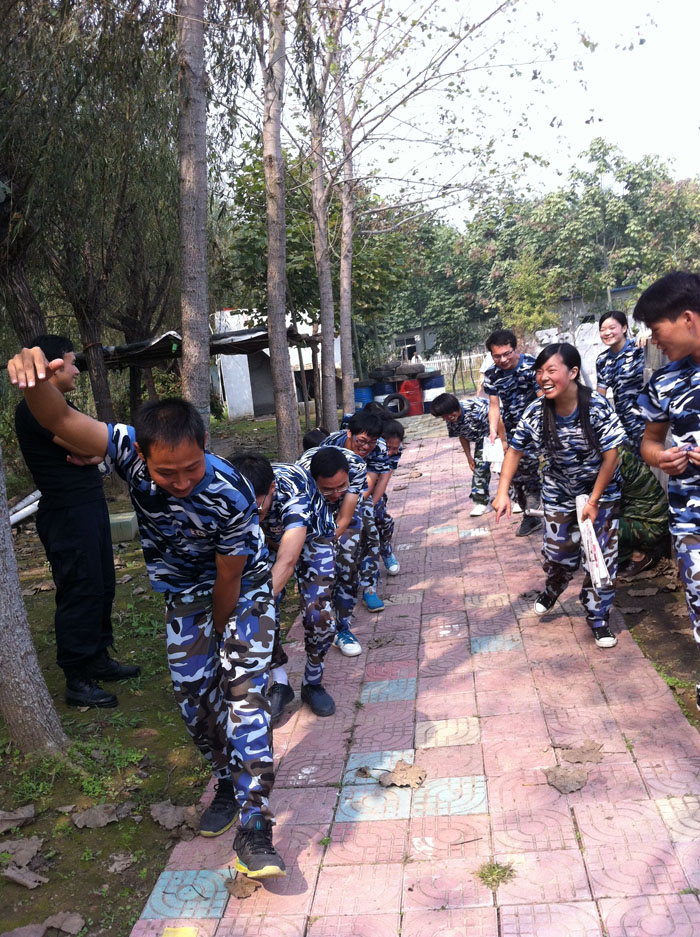 輸?shù)囊魂?duì)接受“母雞下蛋”的懲罰