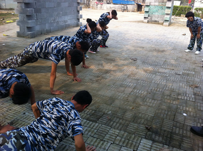 接下來(lái)的游戲中 比賽輸?shù)年?duì)繼續(xù)接受懲罰 愿賭服輸