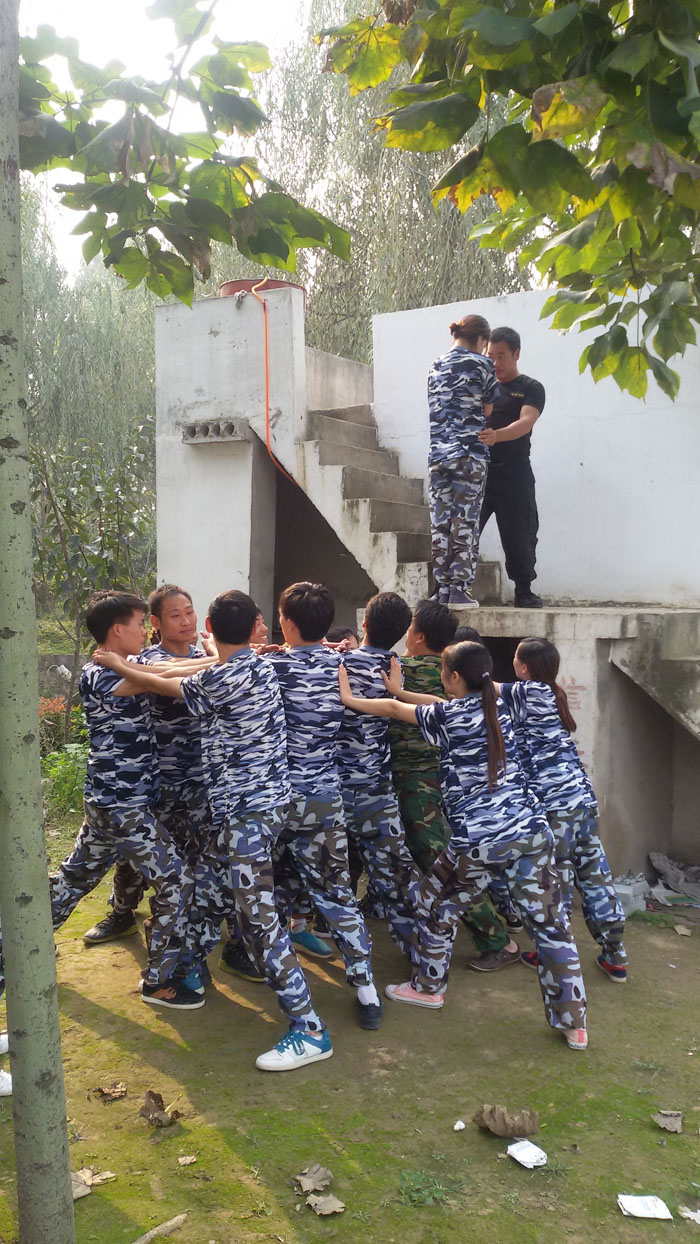 這個(gè)游戲是考驗(yàn)團(tuán)隊(duì)的信任度 “有我在不用怕”大家陸續(xù)完成了這次任務(wù)