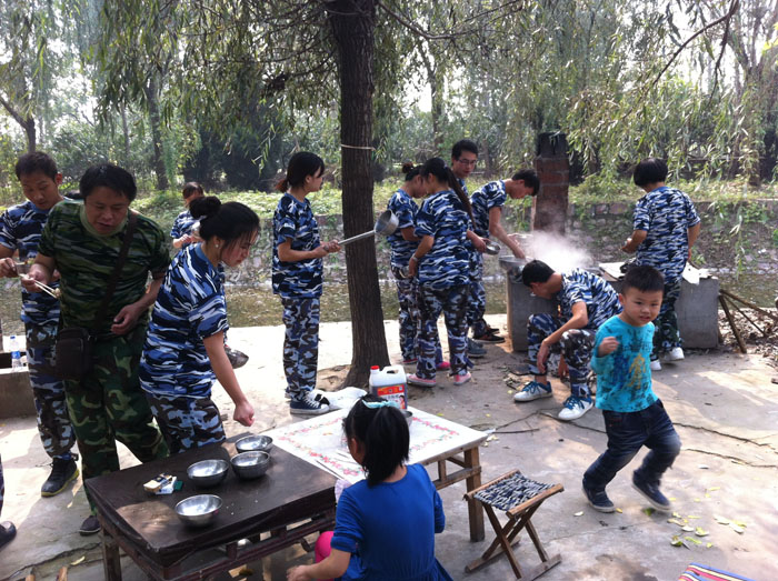 燒火做飯---地鍋雞 中原小伙伴們?yōu)榱诉@頓美餐而忙碌著