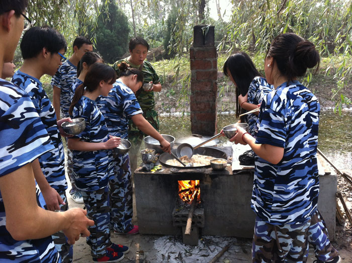 美餐終于做好了 大家迫不及待的排隊(duì)“領(lǐng)飯